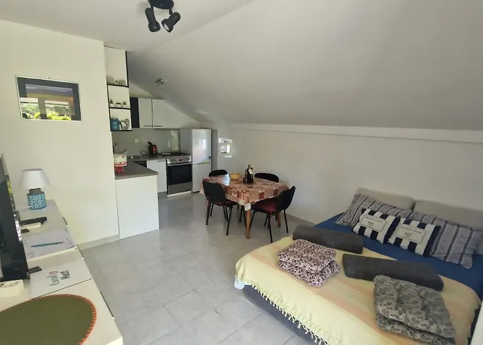 Vakantiehuis House With A Parking Space Jadrija, Sibenik - 24931 Jadrija